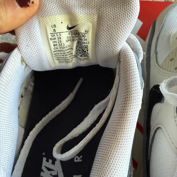 NIKE Air Max 90 LV8 Women’s Sneakers Size 8 White Grey - Picture 6 of 8